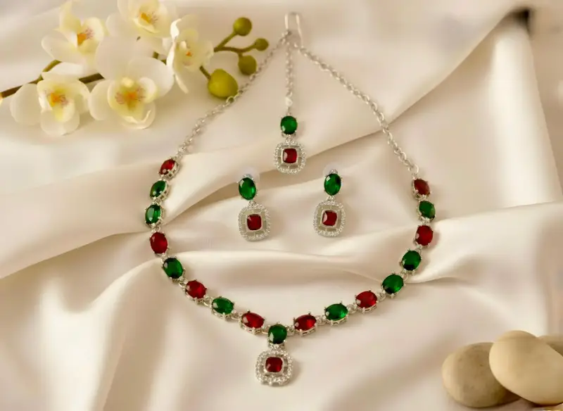 Red-Green Chokar with Pendant Style
